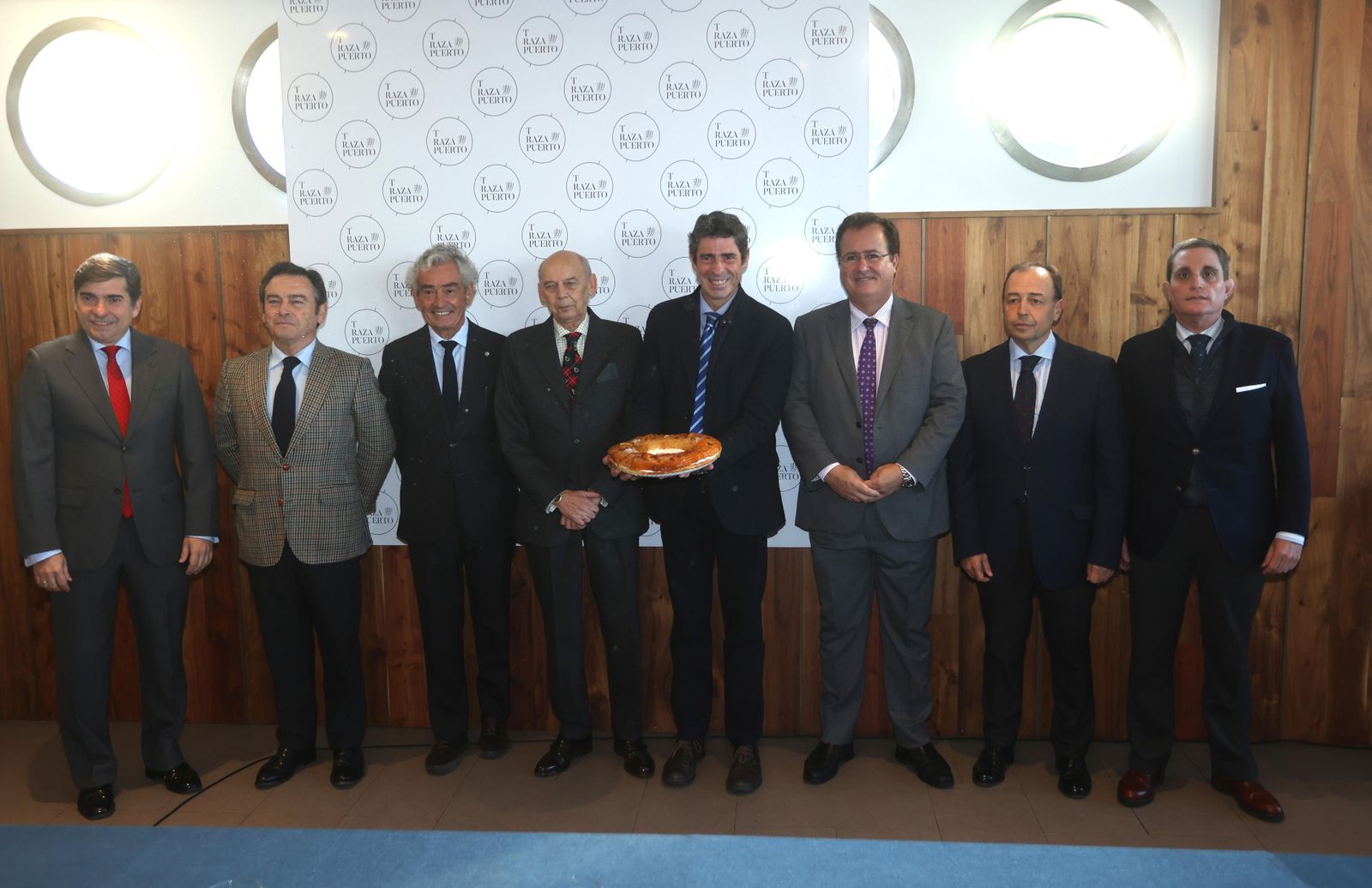 Los reyes magos con los representantes del Ateneo y del Grupo La Raza