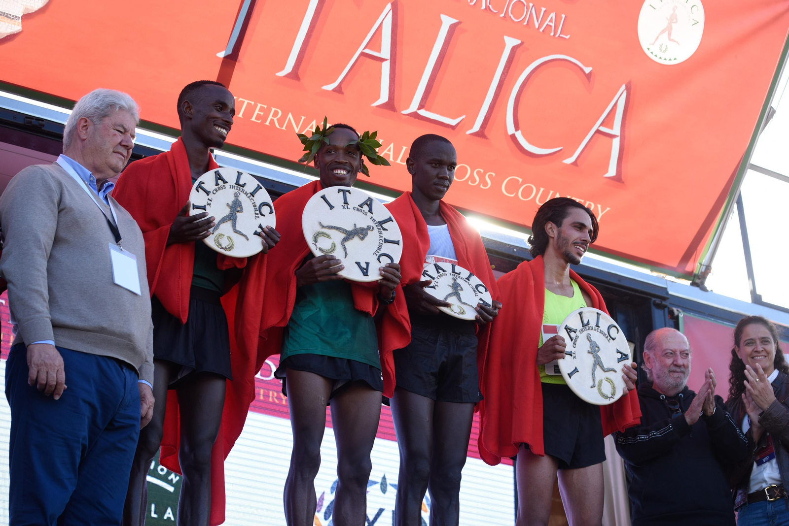 El podio de los ganadores del Cross Internacional Itálica 2022, además de Katir.