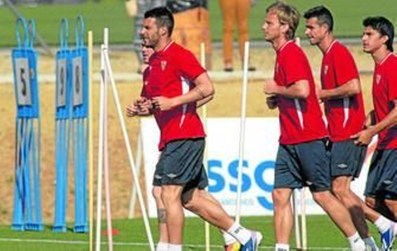 Negredo, Rakitic, Manu del Moral y Perotti corren antes de la lesión del suizo.