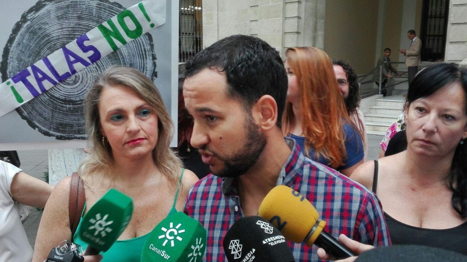 Daniel González Rojas (IU) el día que recurrió los contratos urgentes para talar.