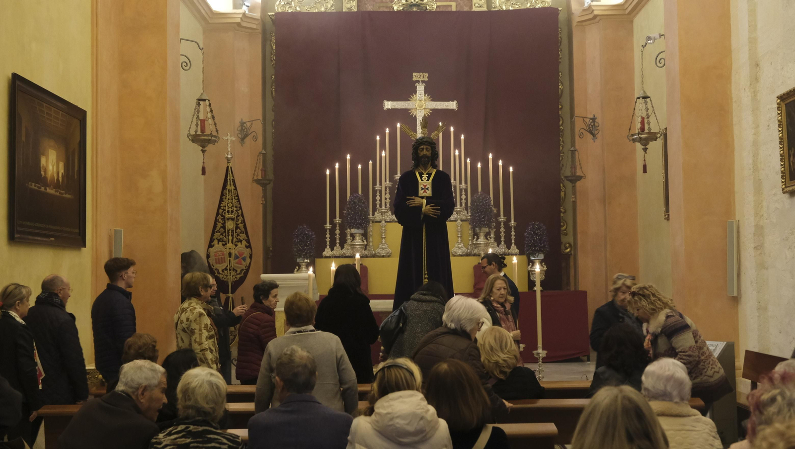 Imágenes del multitudinario besapiés del Cristo de Medinaceli en la Catedral de Almería