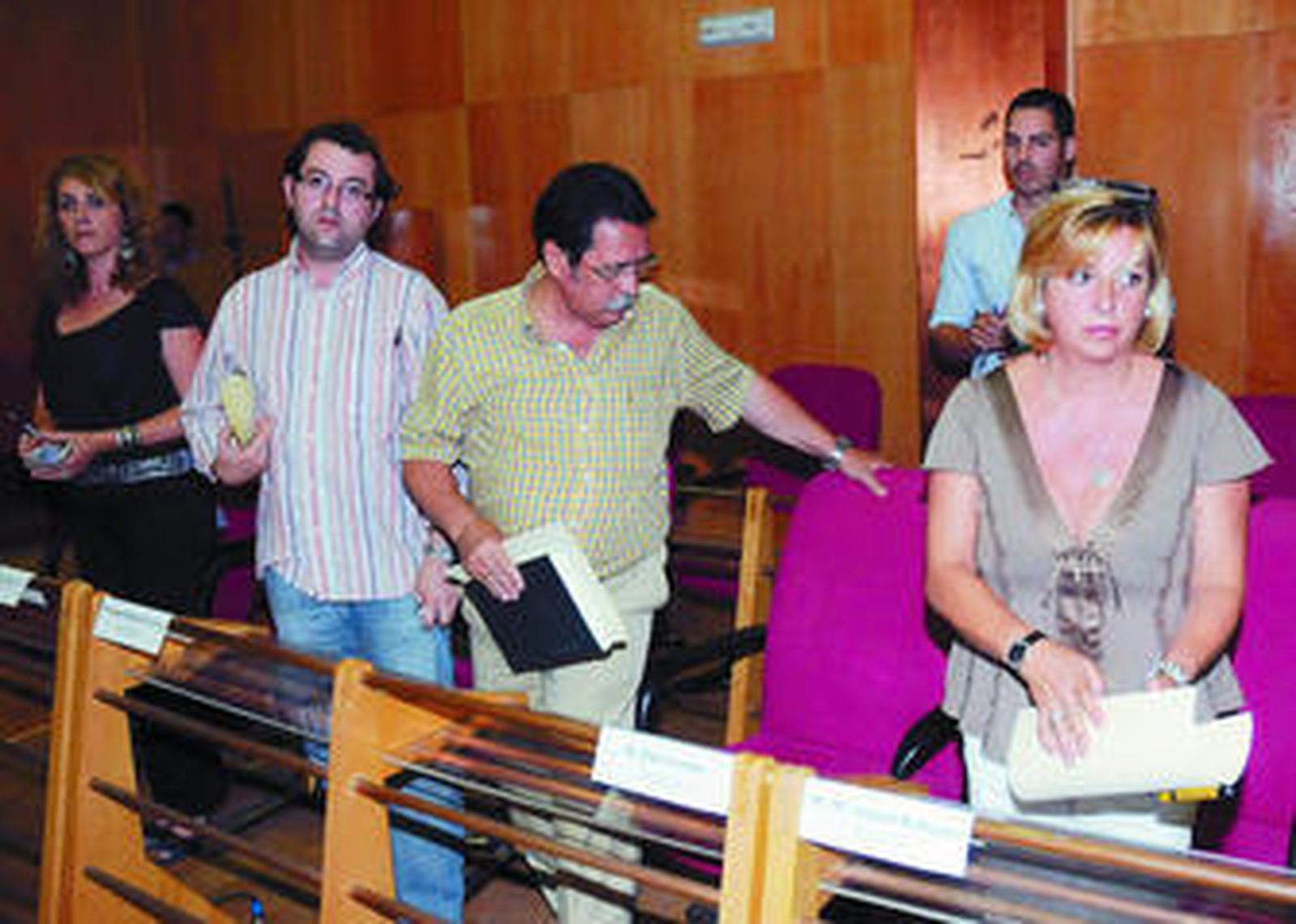 Los ediles de IU y detrás, el portavoz de los no adscritos, Eduardo Cabeza.