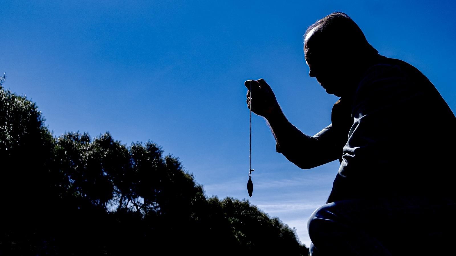 El péndulo ayuda a este zahorí a averiguar a qué profundidad está el agua.