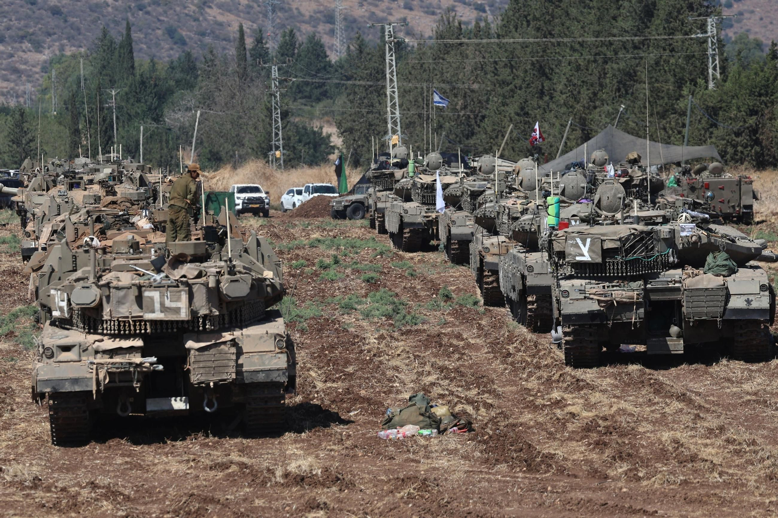 Soldados israelíes se desplazan en tanques en un lugar indeterminado del norte del país.