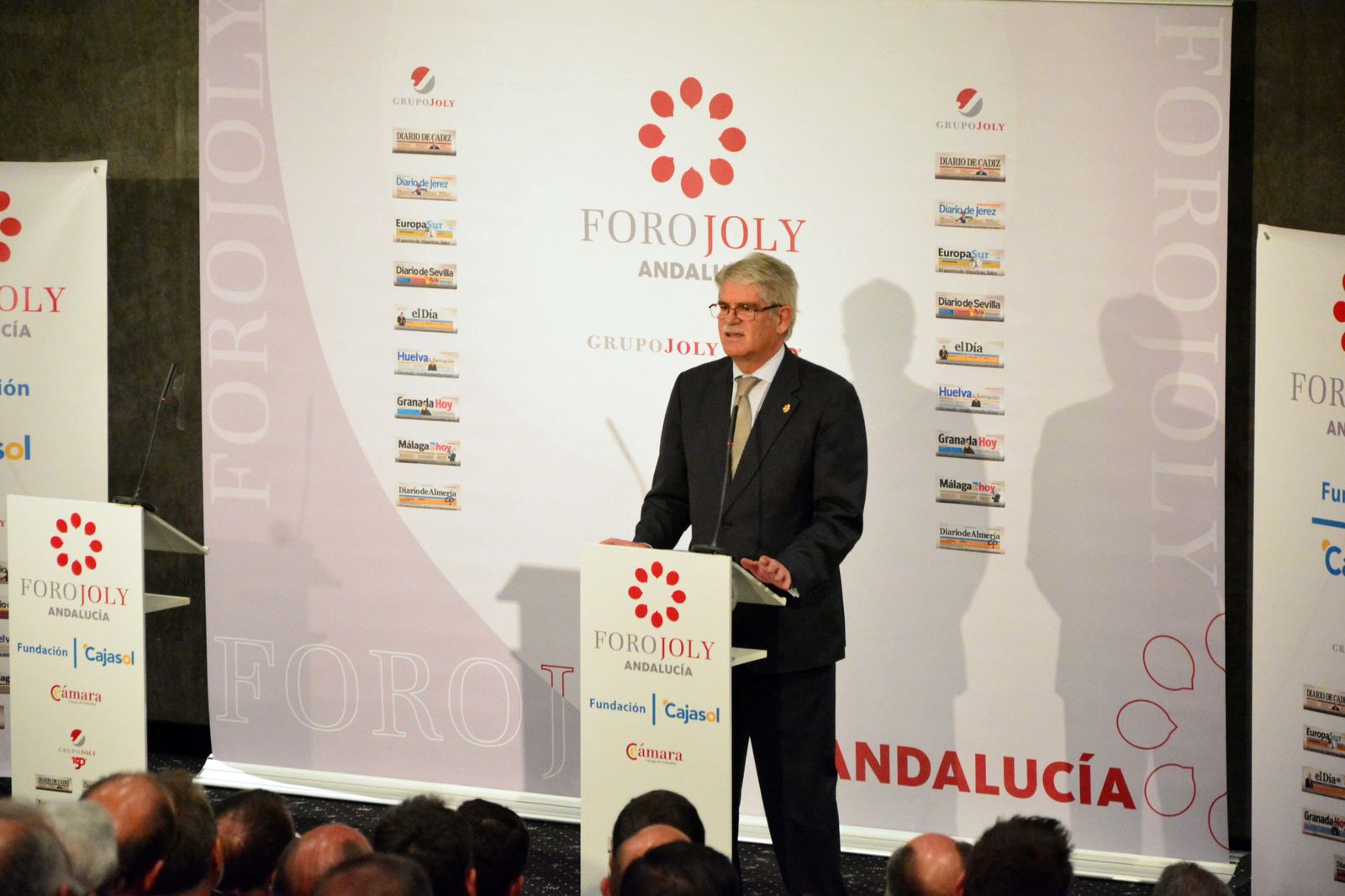 Las imágenes del ministro Alfonso Dastis en el Foro Joly