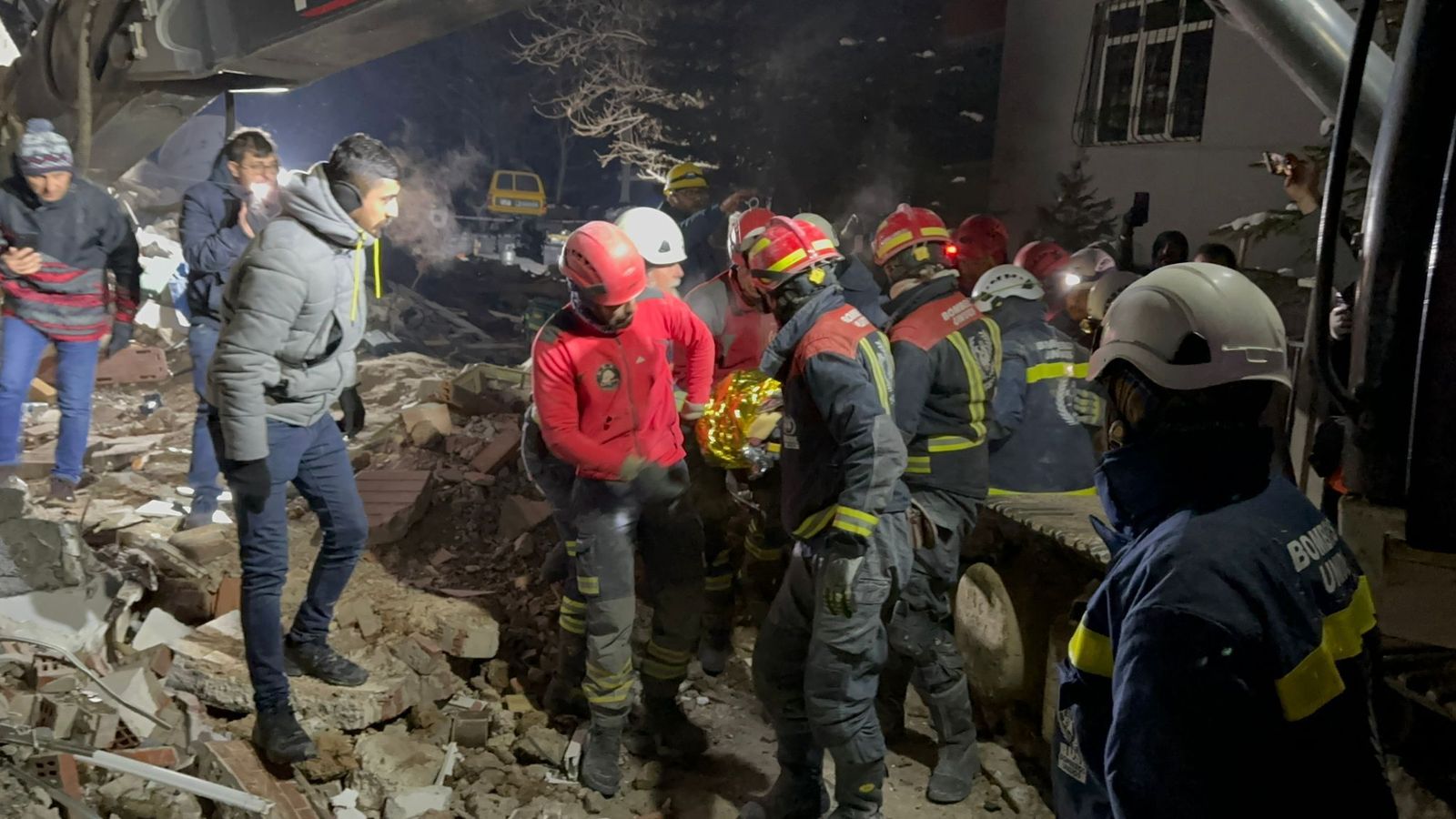 El rescate de una mujer con vida en el terremoto de Turquía por los bomberos de Huelva