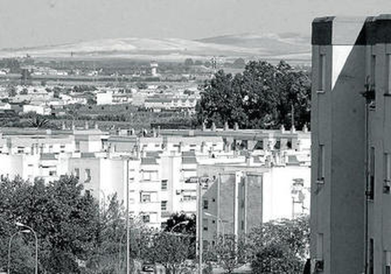 Vista del aeropuerto de Jerez desde la barriada de La Granja. Entre ambos se puede ver Guadalcacín.