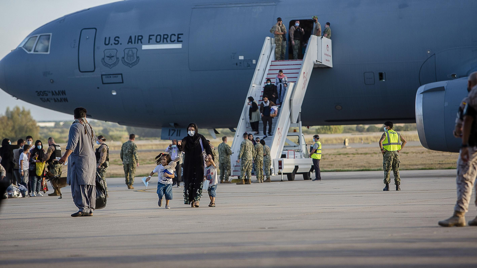 Imágenes de la llegada a Rota de refugiados afganos