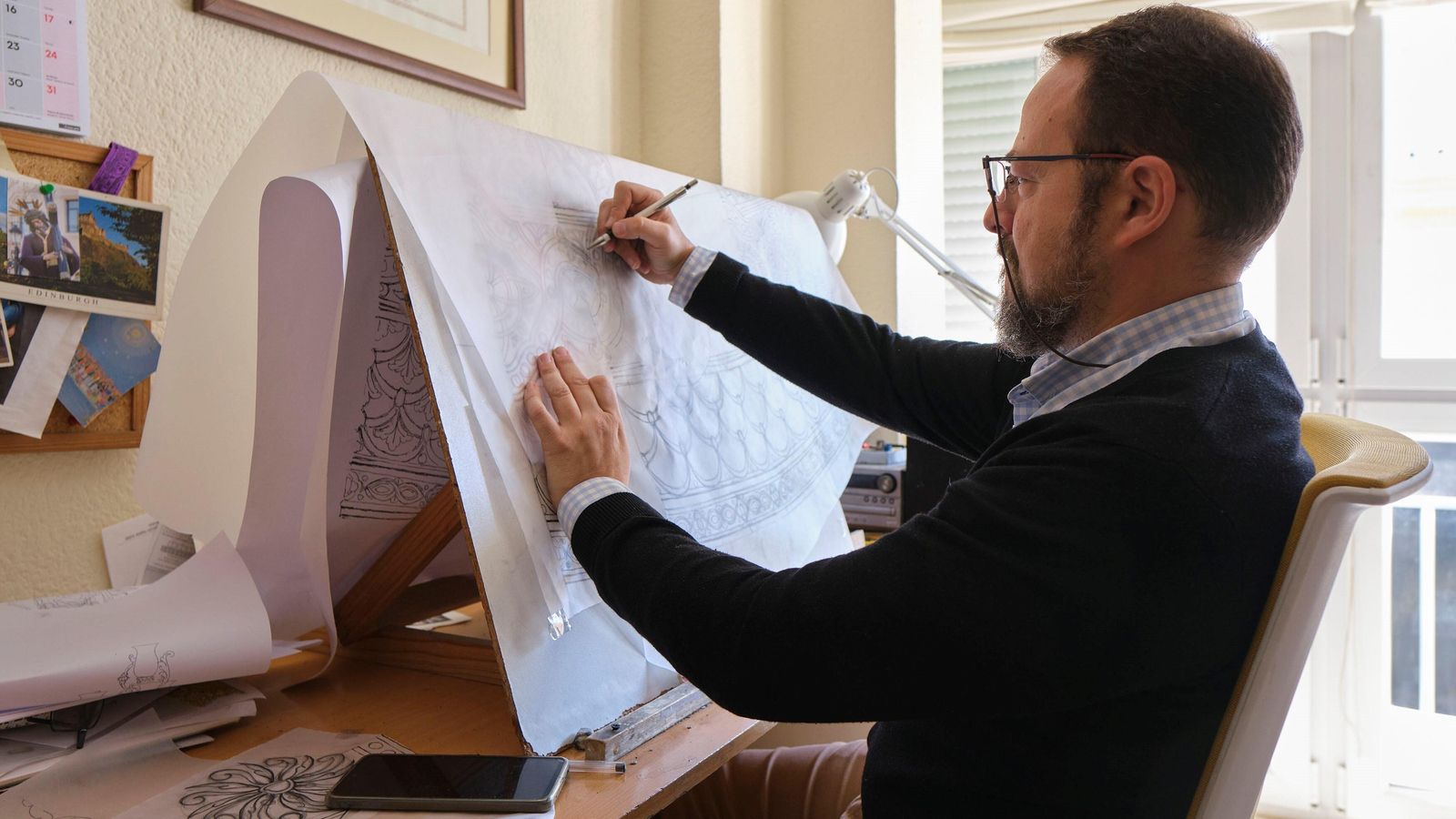 Javier Sánchez de los Reyes trabajando en la nueva túnica de Señor del Soberano Poder, de San Gonzalo.