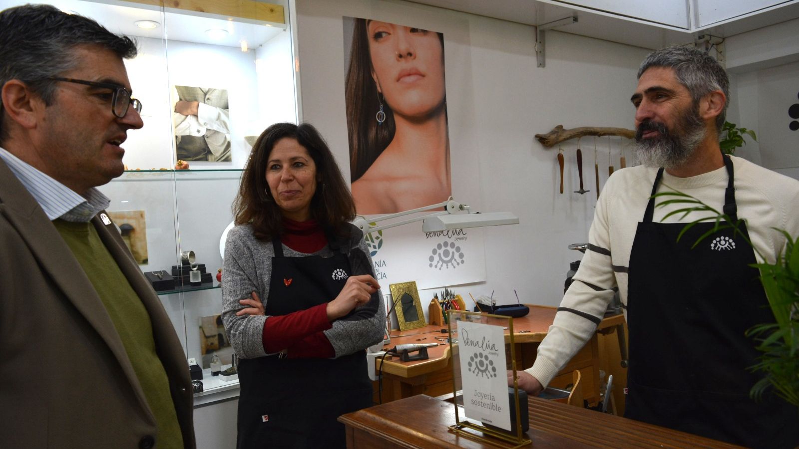 La joyera María Victoria Fernández-Capel recibe la Carta de Maestra Artesana