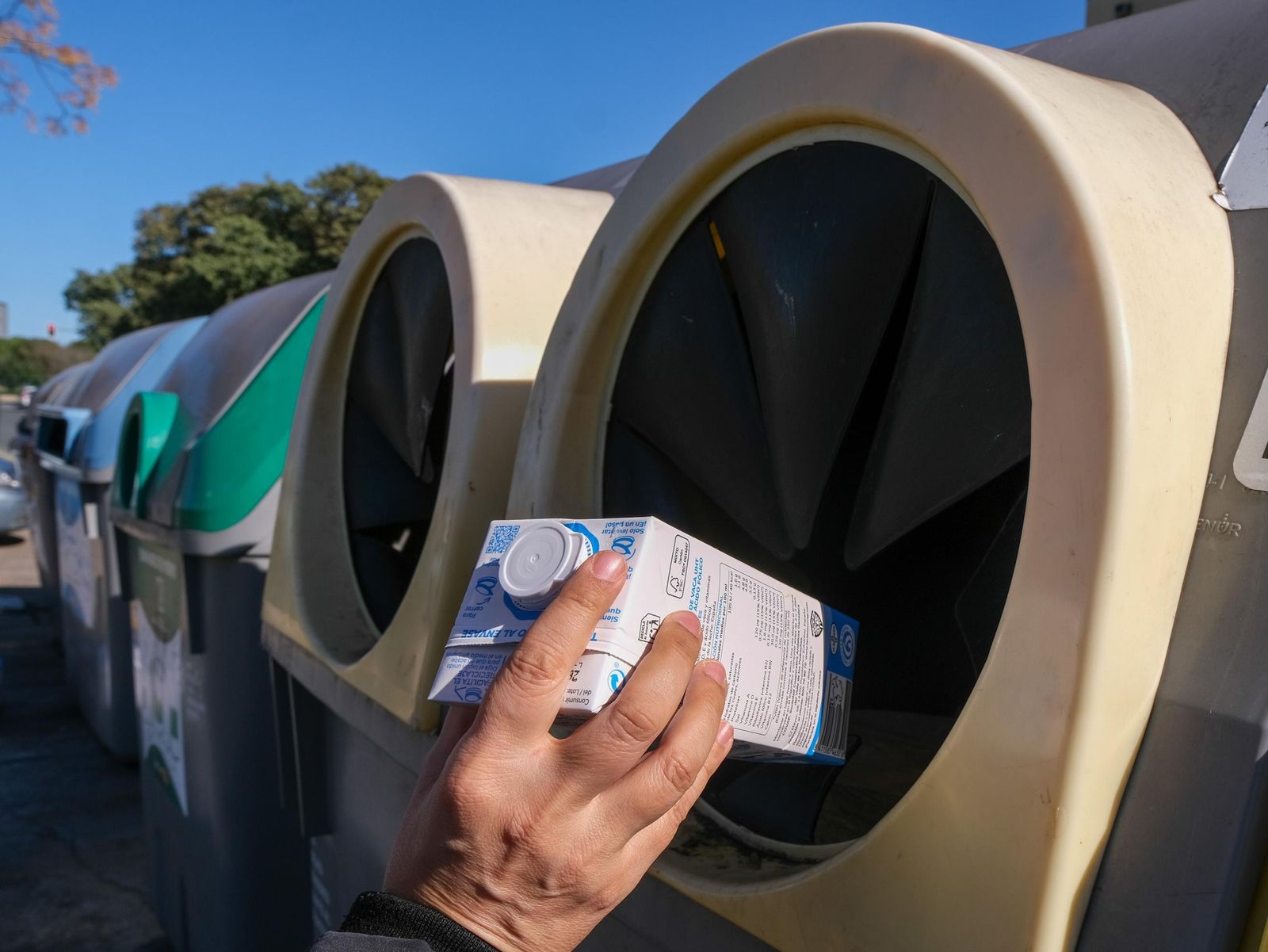 La campaña se centra en los contenedores azul (papel/cartón) y amarillo (envases)