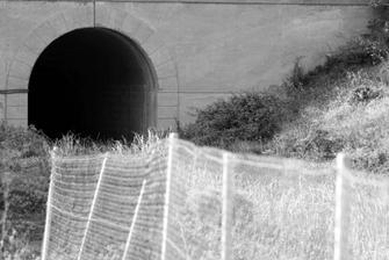 Imagen de las vías del tren en desuso que circundan a la Bahía de Algeciras desde la Estación de San Roque, con Gibraltar al fondo, esta semana.