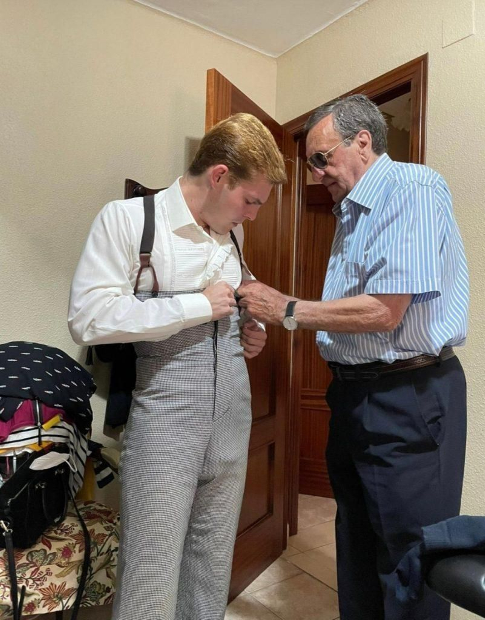 Vistiendo de corto a su nieto, Javier Cózar Ramos.