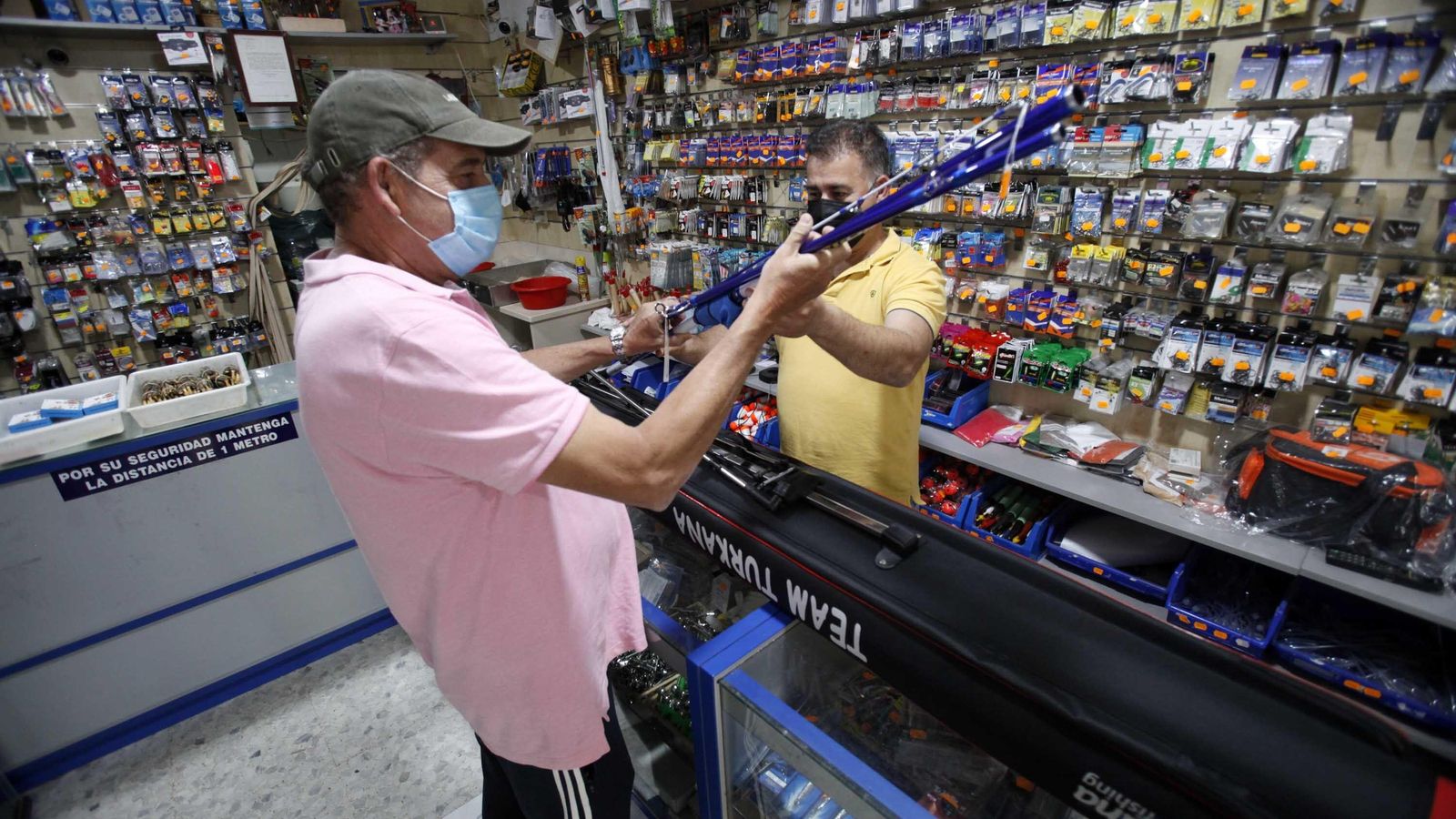 Además de vendedor, Jesús Manuel se considera sobre todo un amigo de sus clientes, a los que asesora en material para la pesca deportiva