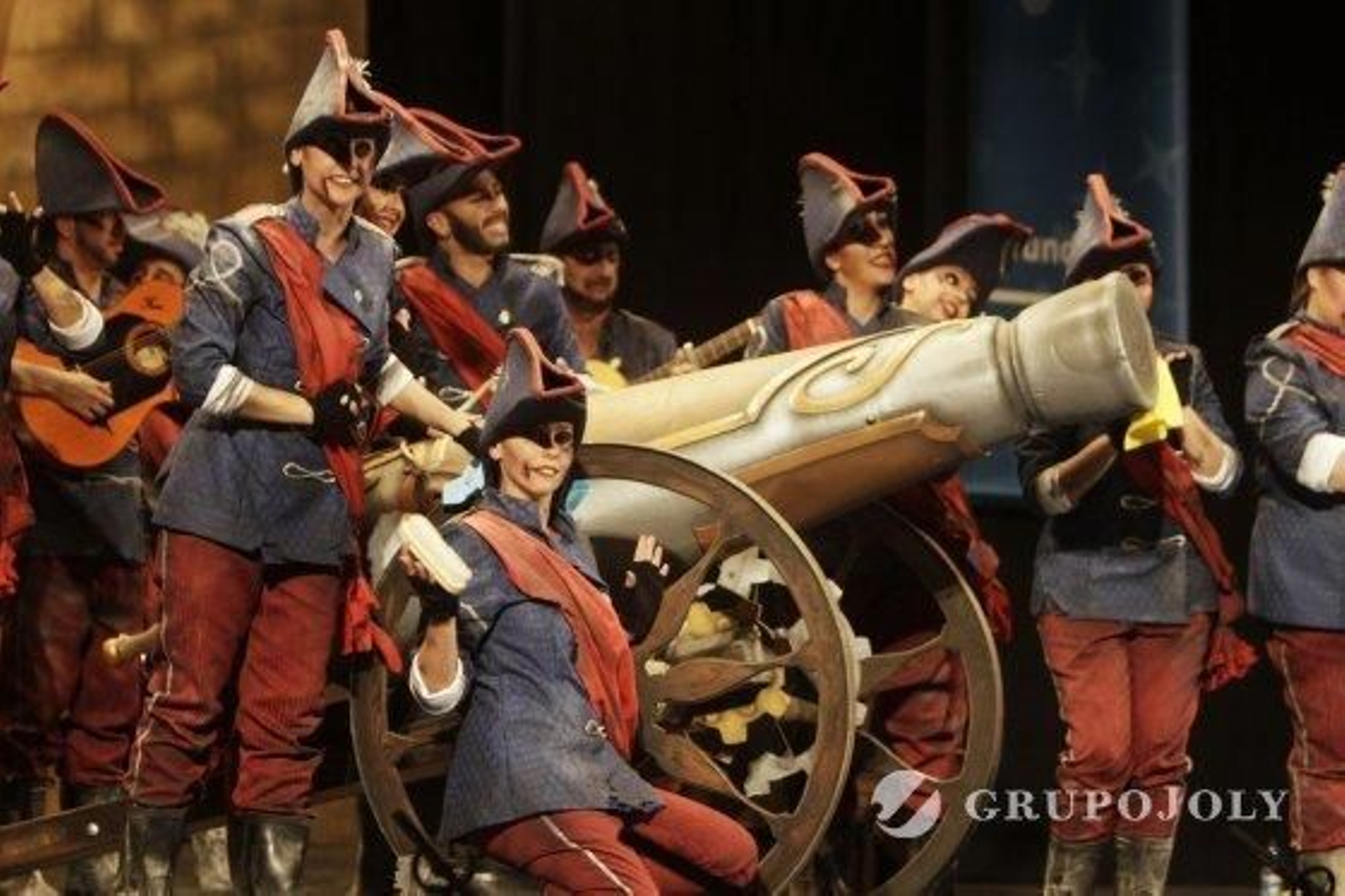 La comparsa La mecha.   Foto: Lourdes de Vicente · Julio Gonzalez · Fito Carreto