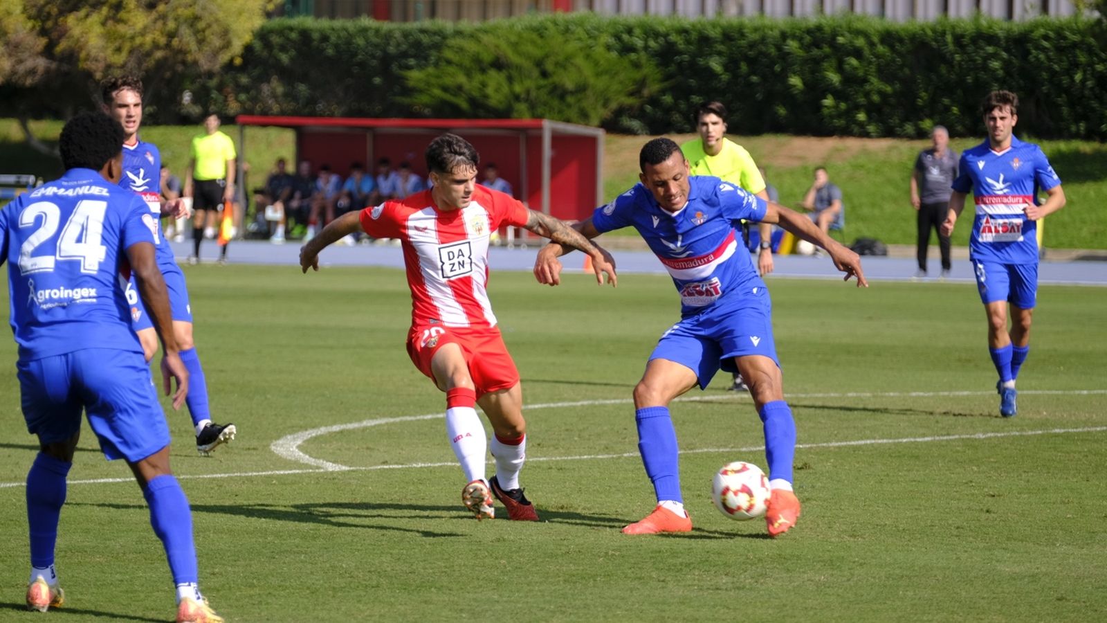 Marsu presiona a Matheus en el área contraria.