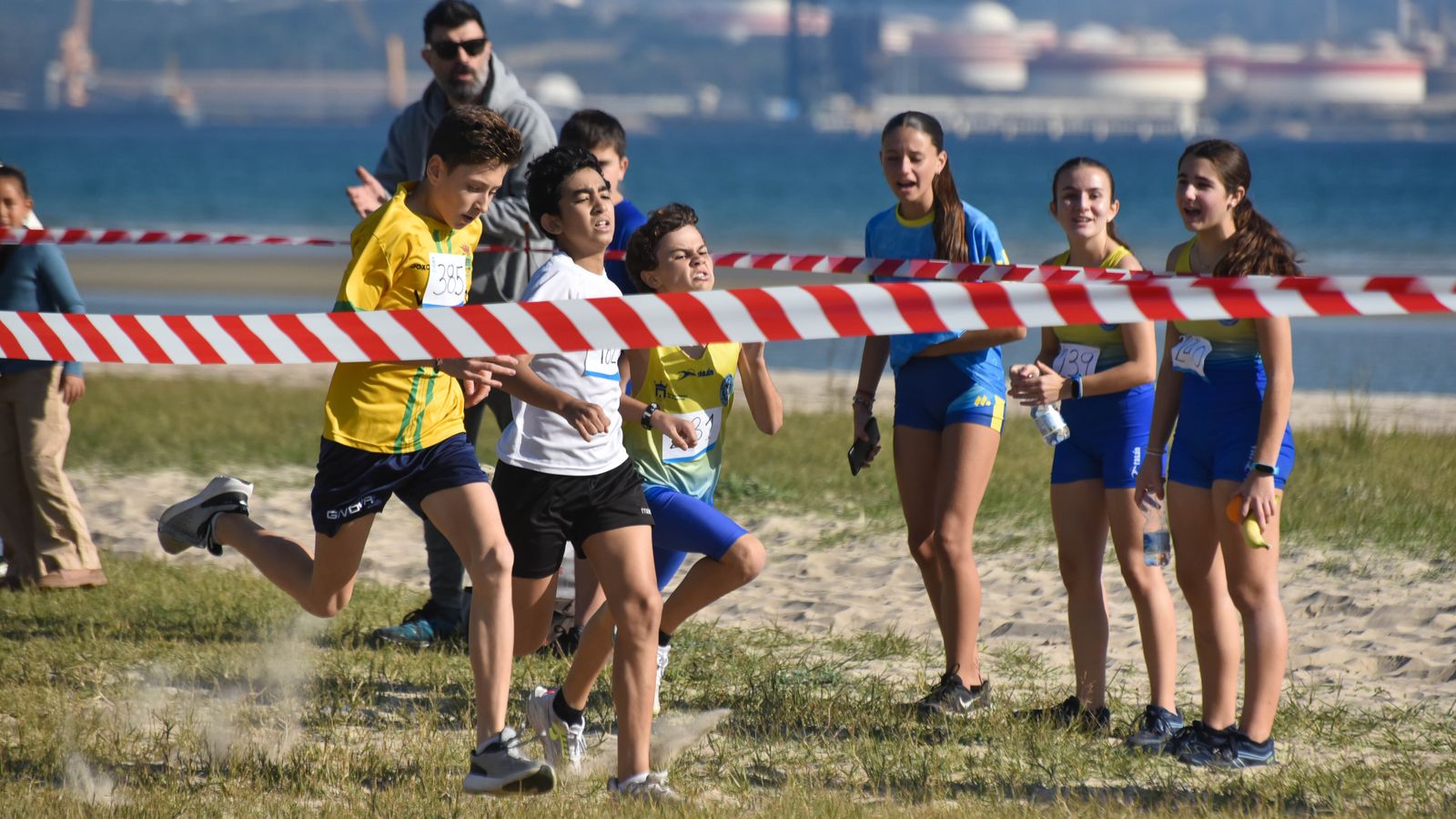 Las fotos del  V cross 'Con el Mar de Fondo' de los Juegos Municipales de atletismo de Algeciras