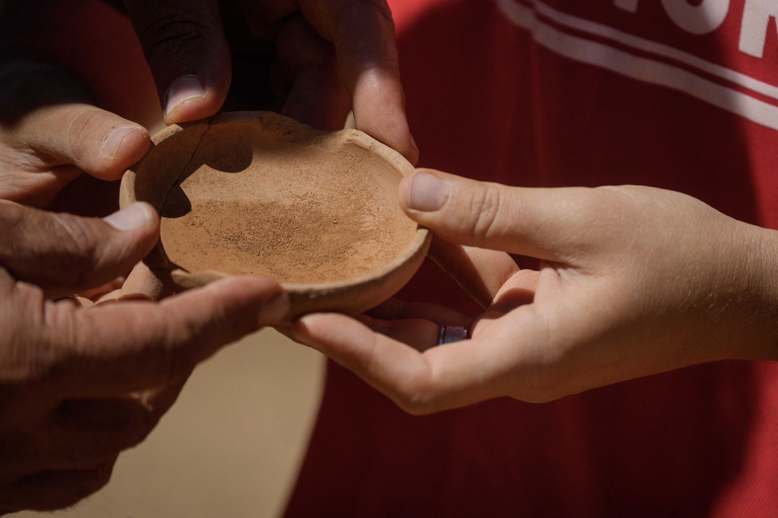 Trabajos de excavación en el yacimiento que afloró tras el descenso del embalse de Sierra Boyera.