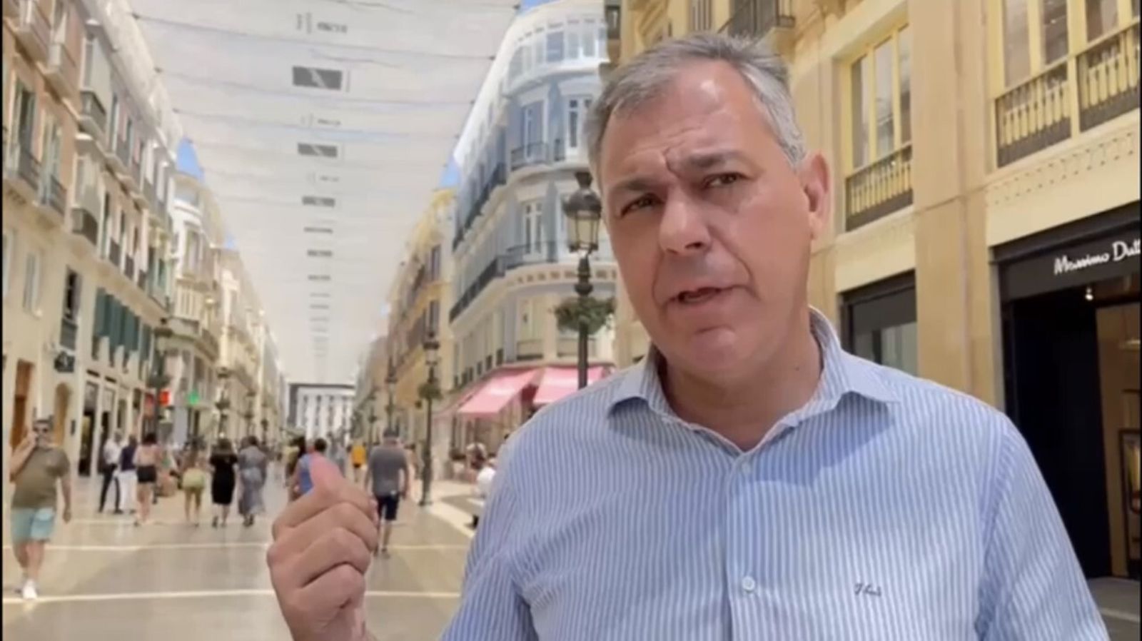 José Luis Sanz bajo los toldos de la malagueña calle Larios.