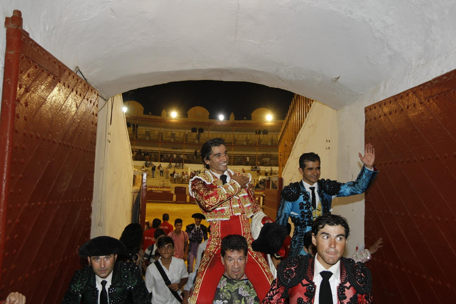 Curro Díaz, por la Puerta Grande de Almería tras cortarle dos orejas a 'Jarito' en la que cerró el ciclo.
