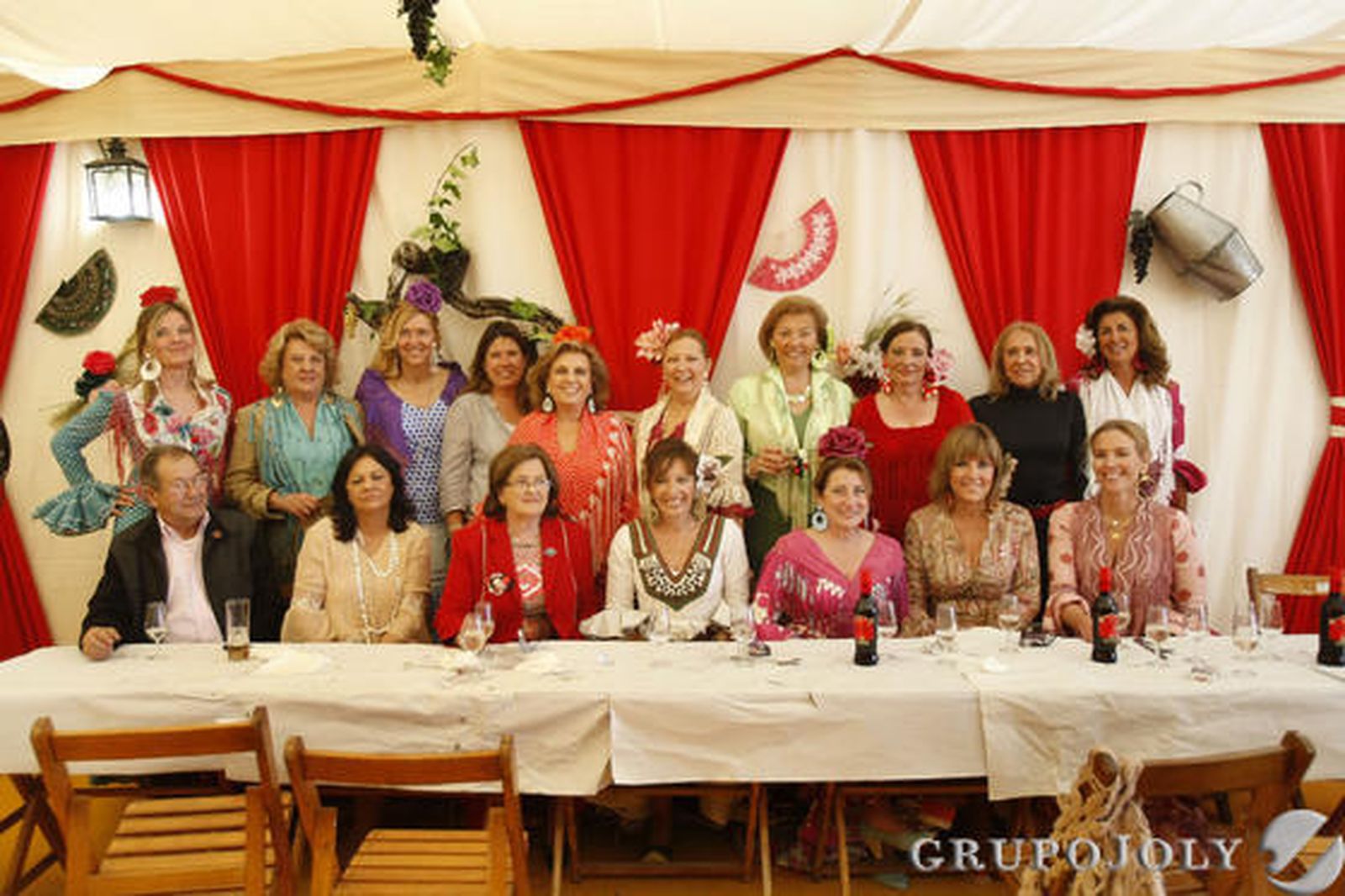 El grupo de socias de la caseta A compás disfrutando de una divertida jornada de Fiesta del Vino Fino en su coqueta caseta, situada en la calle dedicada a los países iberoamericanos.

Foto: Andr?Mora /Fito Carreto