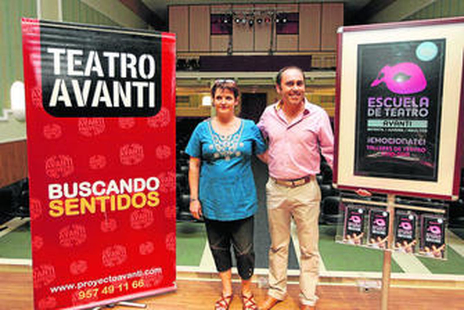 Raquel Toledo y Julián Molina, ayer, en la presentación de la Escuela de Teatro Avanti.