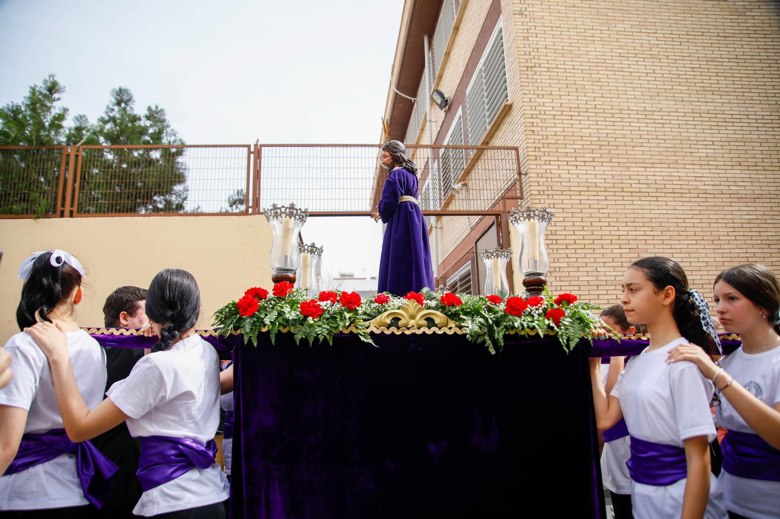 Las imágenes del CEIP San Fernando de El Zapillo de la ciudad de Almería en procesión en el viernes de dolores