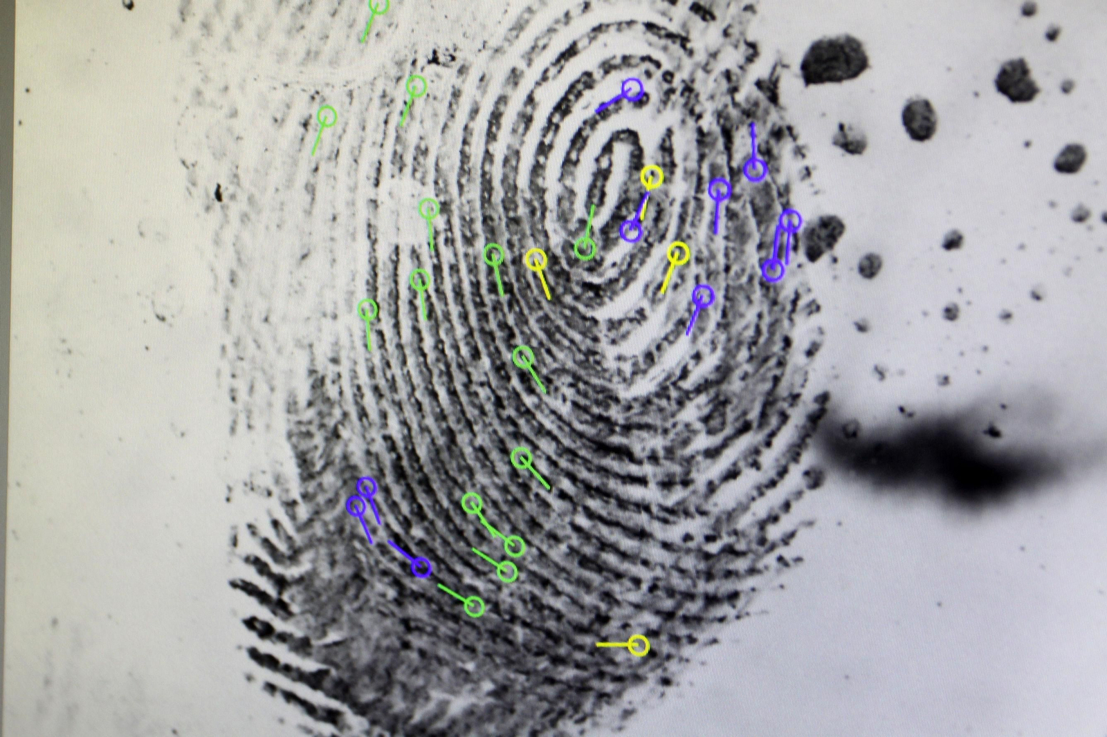 Estudio pericial de una huella dactilar