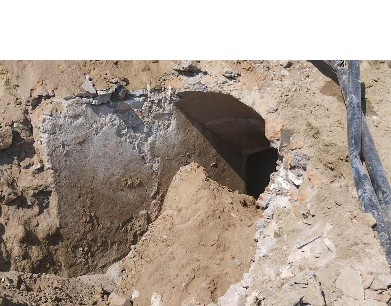 Acceso a uno de los refugios de la Guerra Civil bajo la estación de ferrocarril Acceso a uno de los refugios de la Guerra Civil bajo la estación de ferrocarril