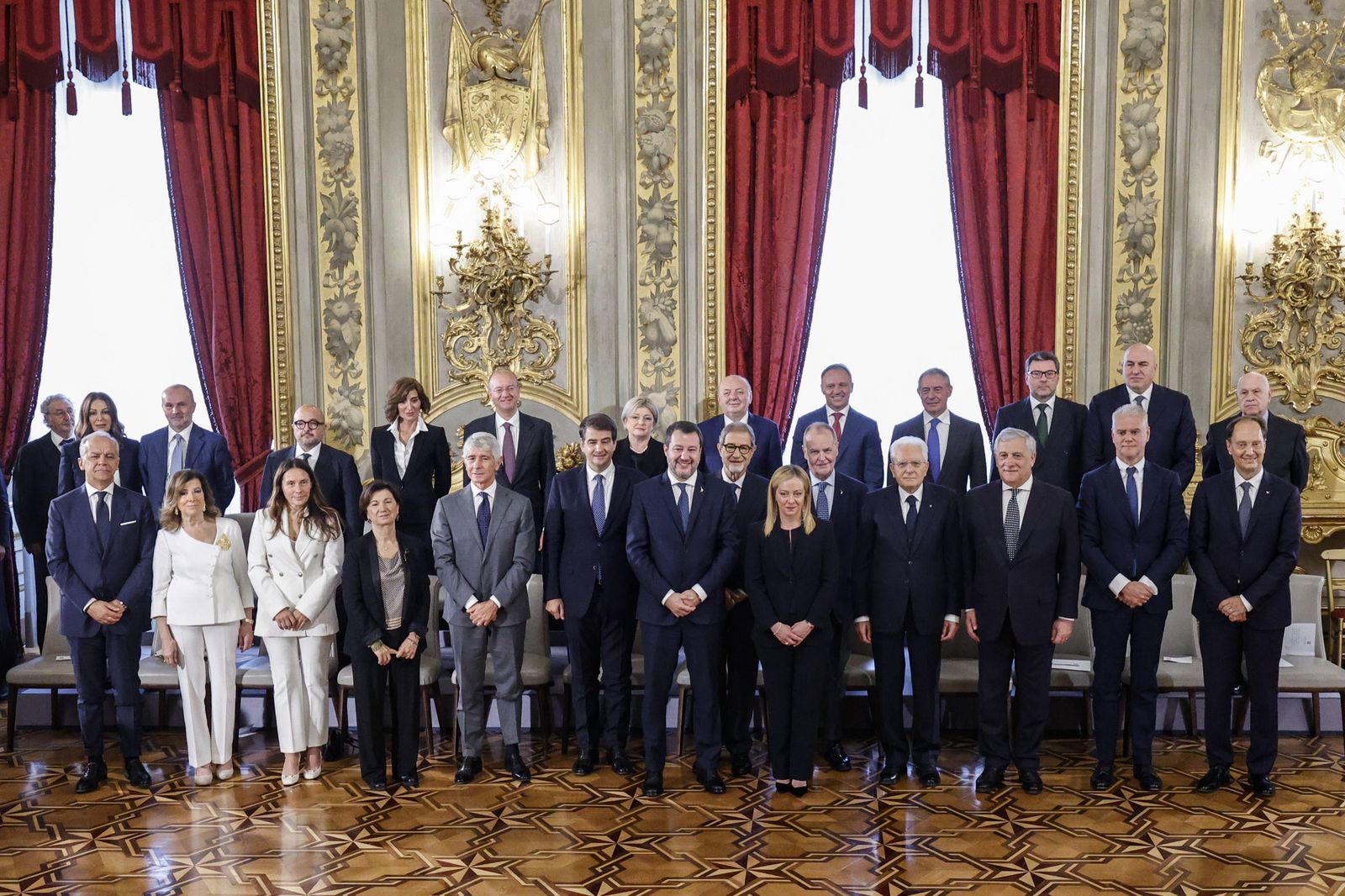 El presidente Sergio Mattarella (4º dcha.), la primera ministra Giorgia Meloni (5ª dcha.) y otros miembros del Gobierno posan para la foto de familia.