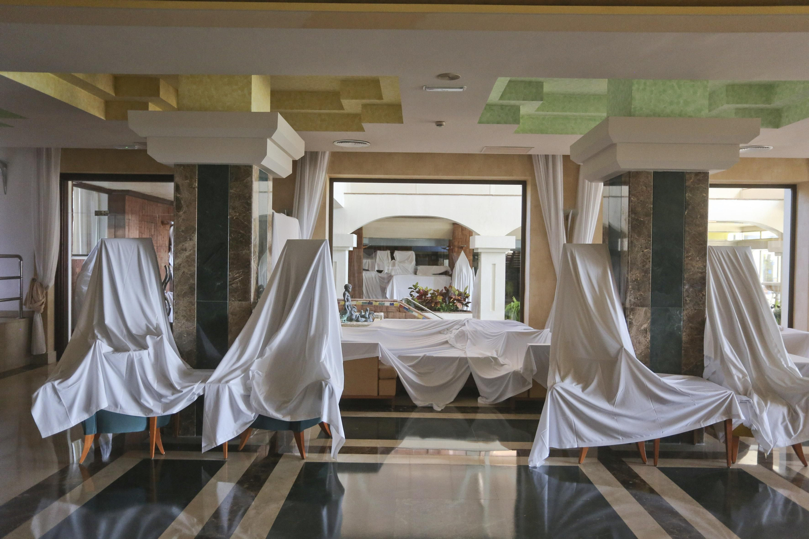 Sábanas blancas visten el hotel Amaragua de Torremolinos, cerrado por el coronavirus, en fotos