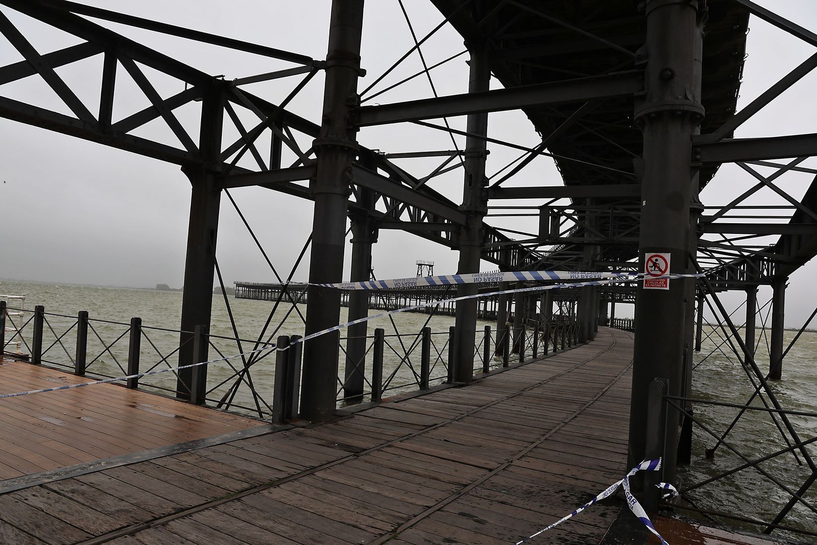 Muelle de carga de la Riotinto con marea alta en la borrasca Leonardo (15)