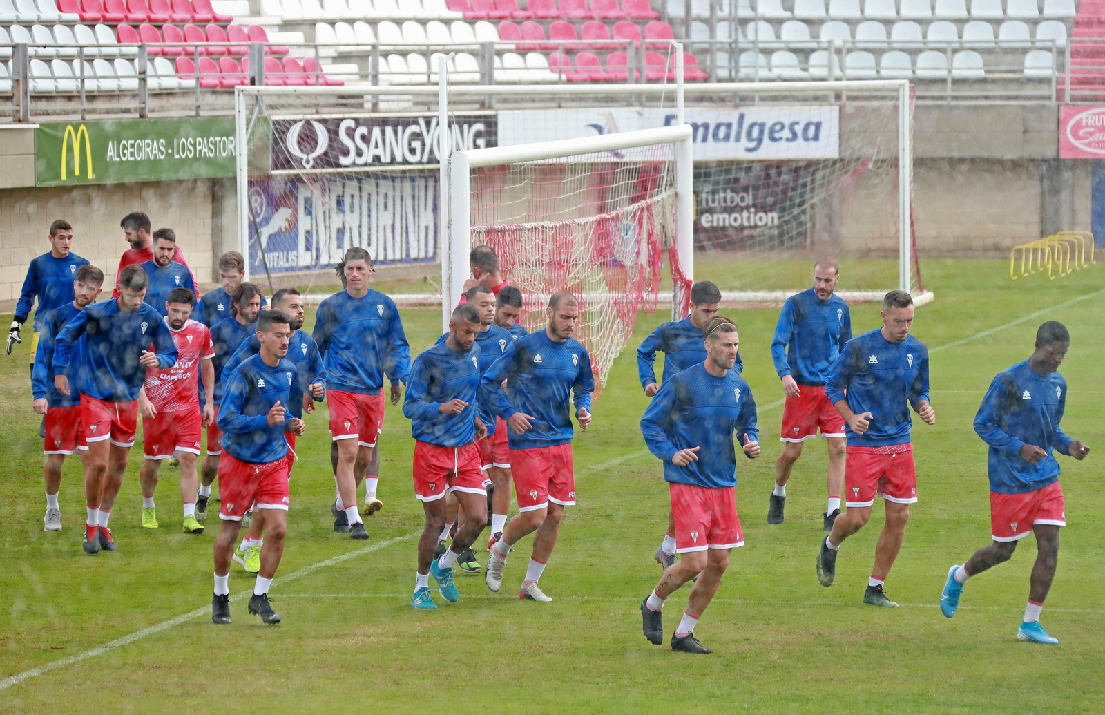 Los jugadores del Algeciras corren en una sesión de trabajo.