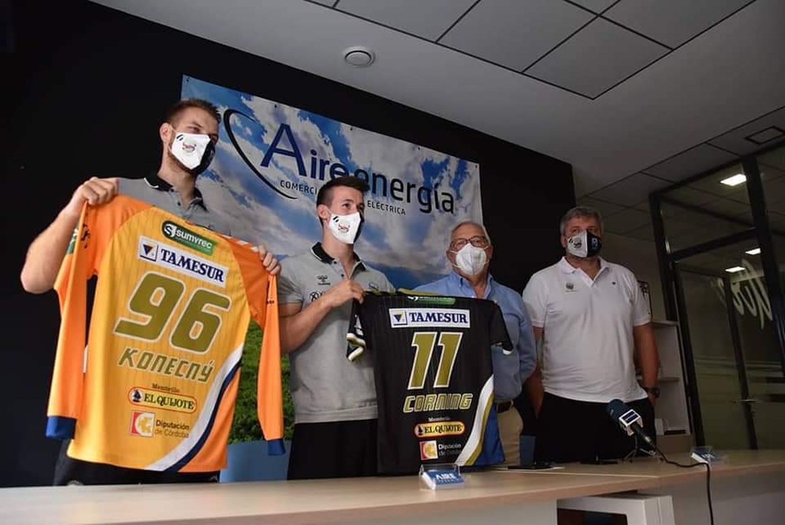 Michal Konecný y Sean Corning posan junto a Mariano Jiménez  y Paco Bustos.