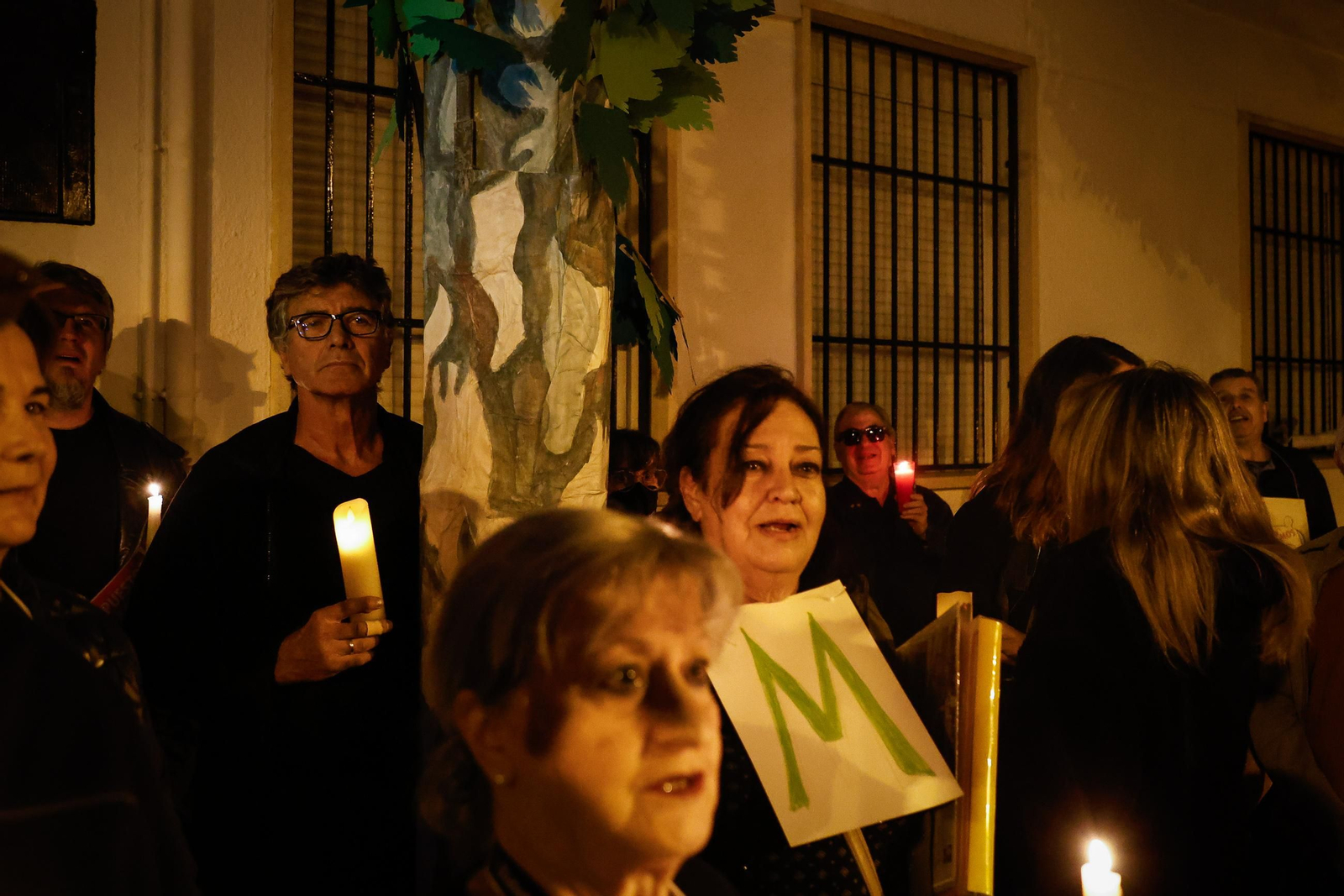 Velas, pancartas y árboles simbólicos: así han protestado los vecinos de Cervantes en Granada