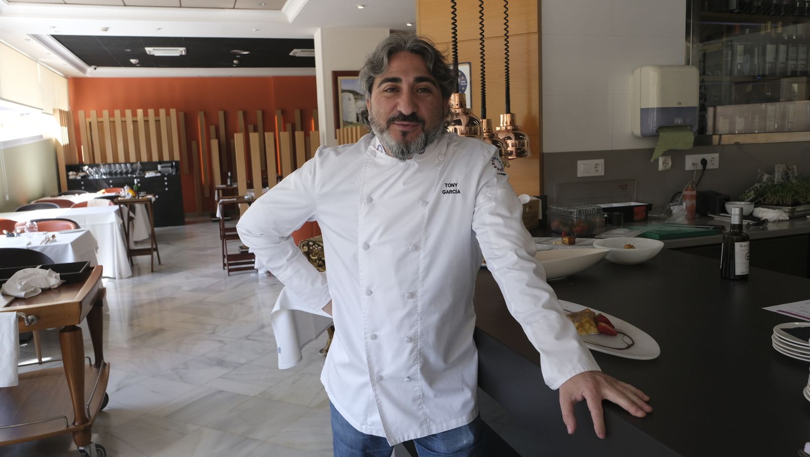 Chef Tony García en la cocina del Espacio Gastronómico