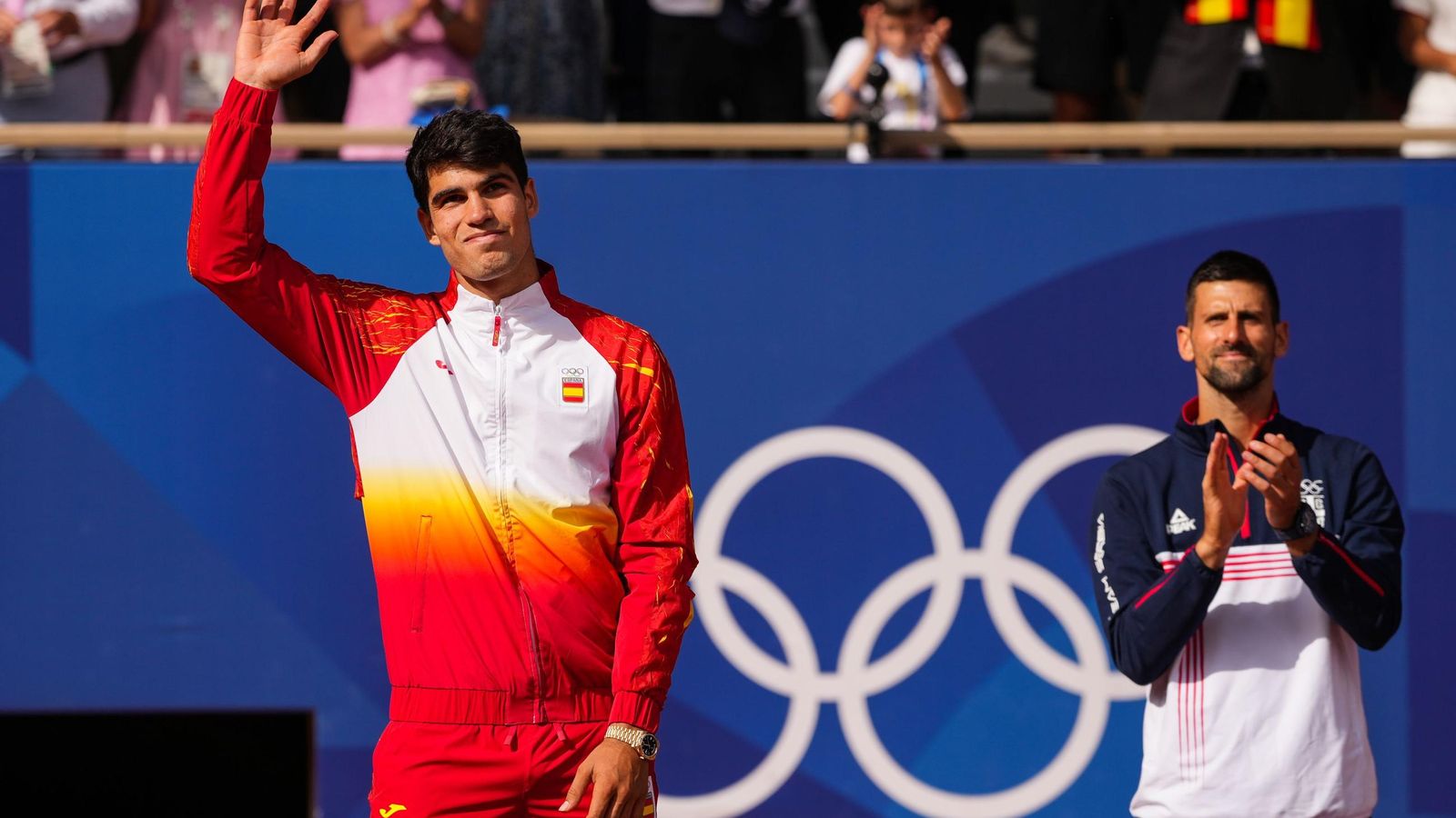 Carlos Alcaraz saluda al público ante la aprobación del serbio.