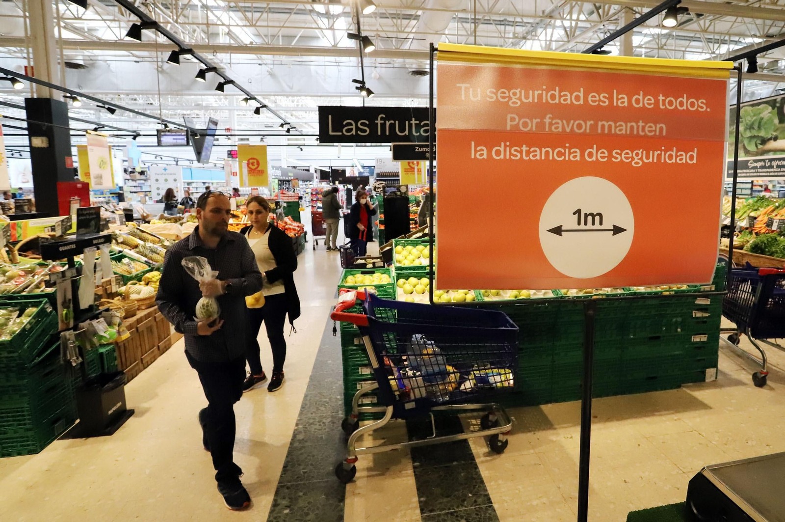 Imágenes de la situación y organización en los supermercados de Huelva