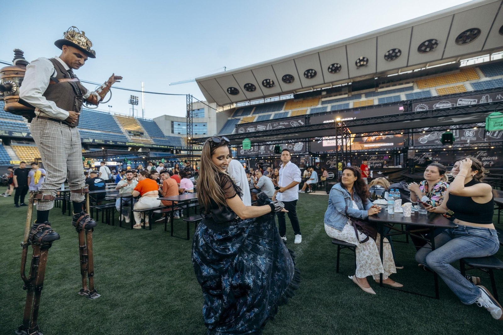Búscate en las imágenes de la inauguración de The Champions Burger en el estadio Nuevo Mirandilla