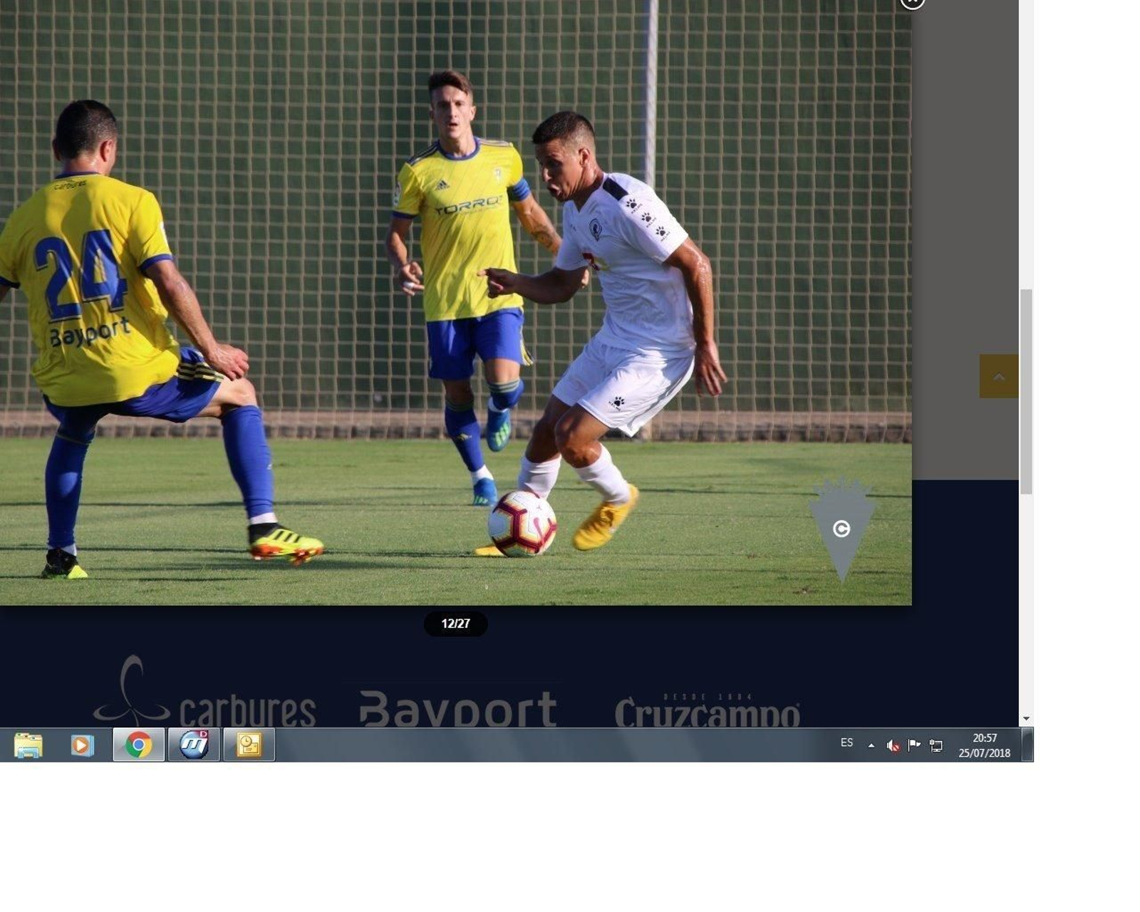 Karim Azamoum aguanta a un rival ante la mirada de Salvi.