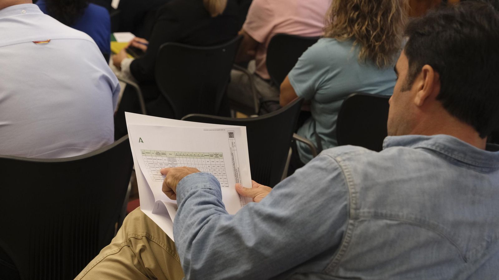Un hombre comprueba el dinero que le han dado para su actividad.