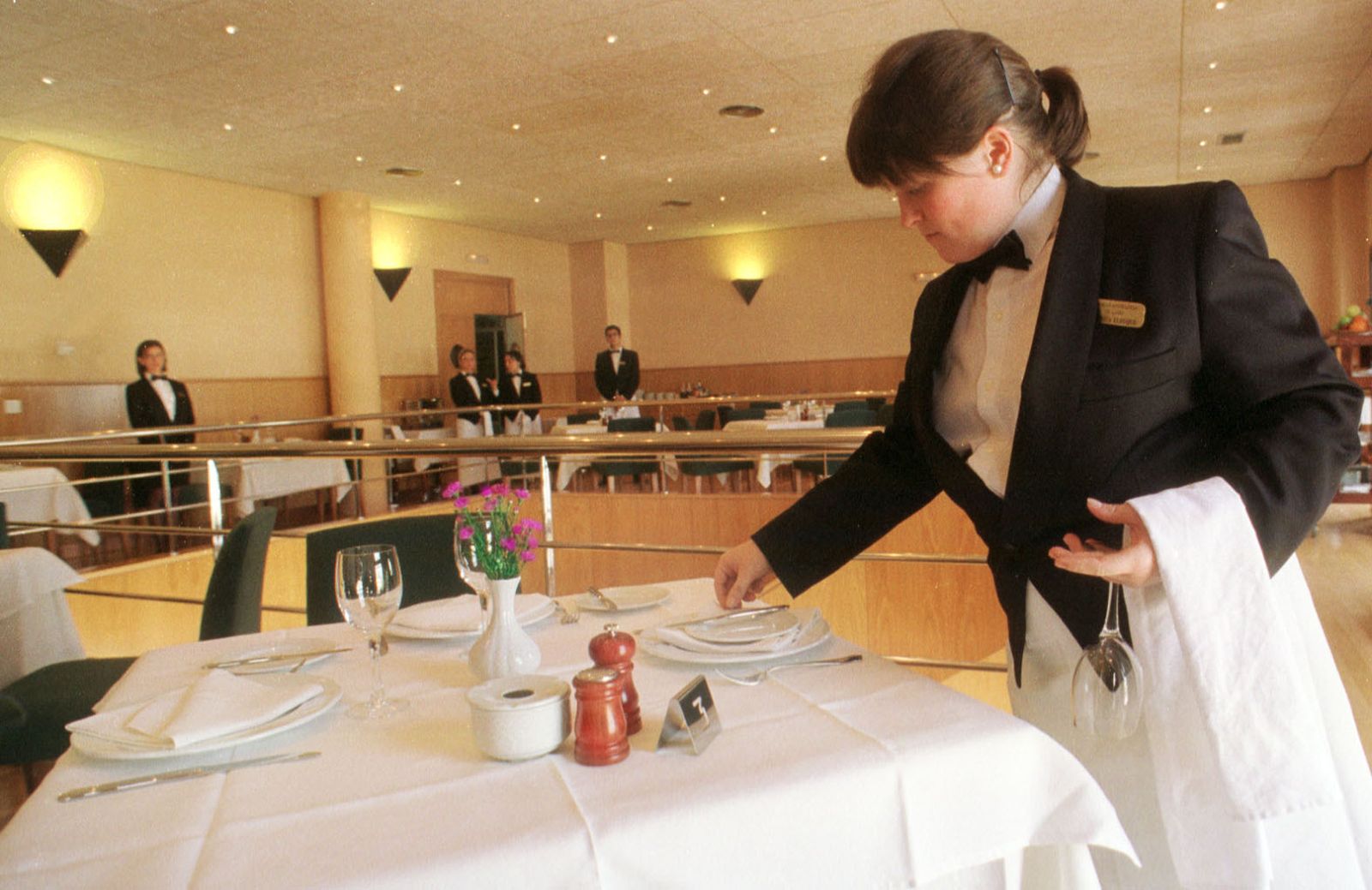 Persona trabajando en restauración.
