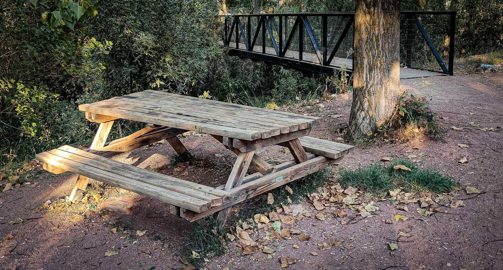 El área recreativa cuenta con sillas y mesas de madera. El área recreativa cuenta con sillas y mesas de madera.