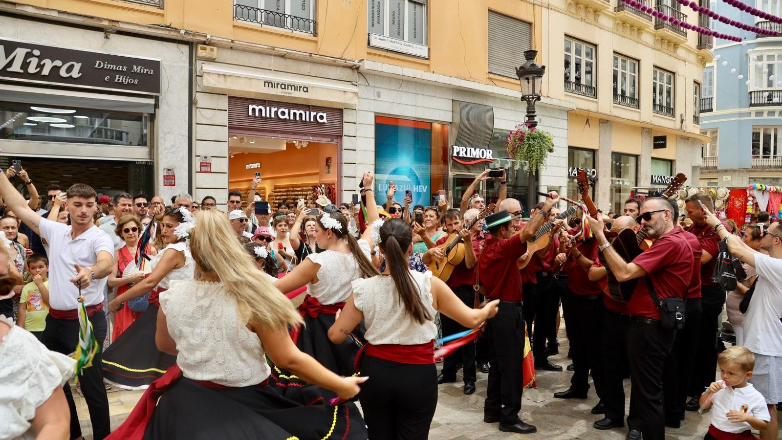 La panda El Capitán acaparando la atención de los transeúntes en Calle Larios.