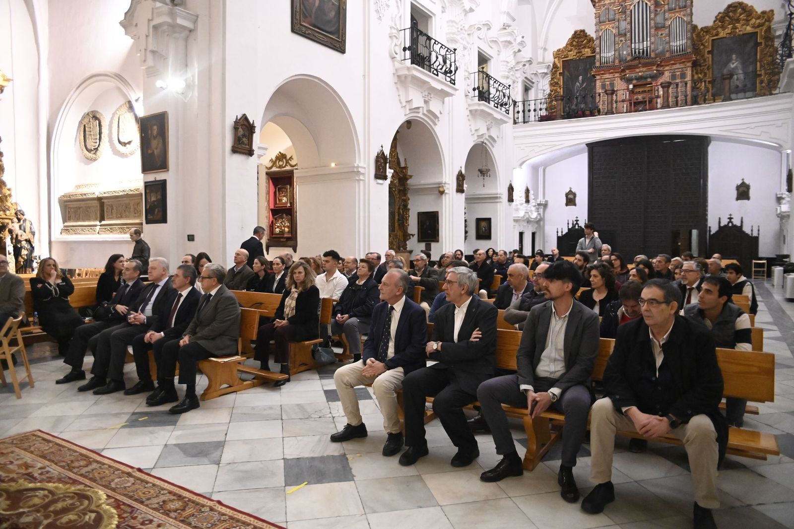 Las fotos de la presentación del manto de la Reina de los Mártires de Córdoba tras su restauración