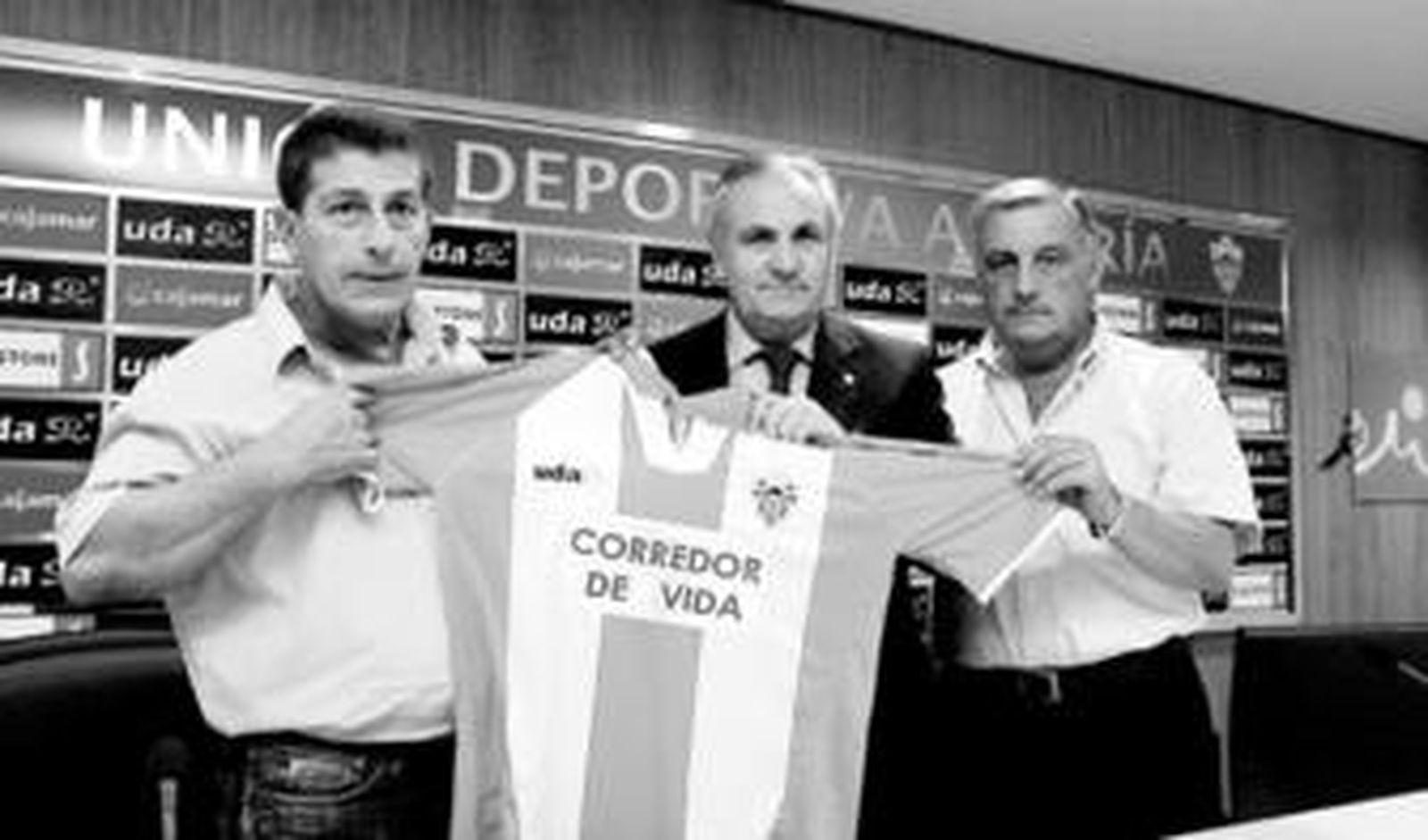 Diego Moreno, Alfonso García y Ricardo Martínez posan con la nueva camiseta.