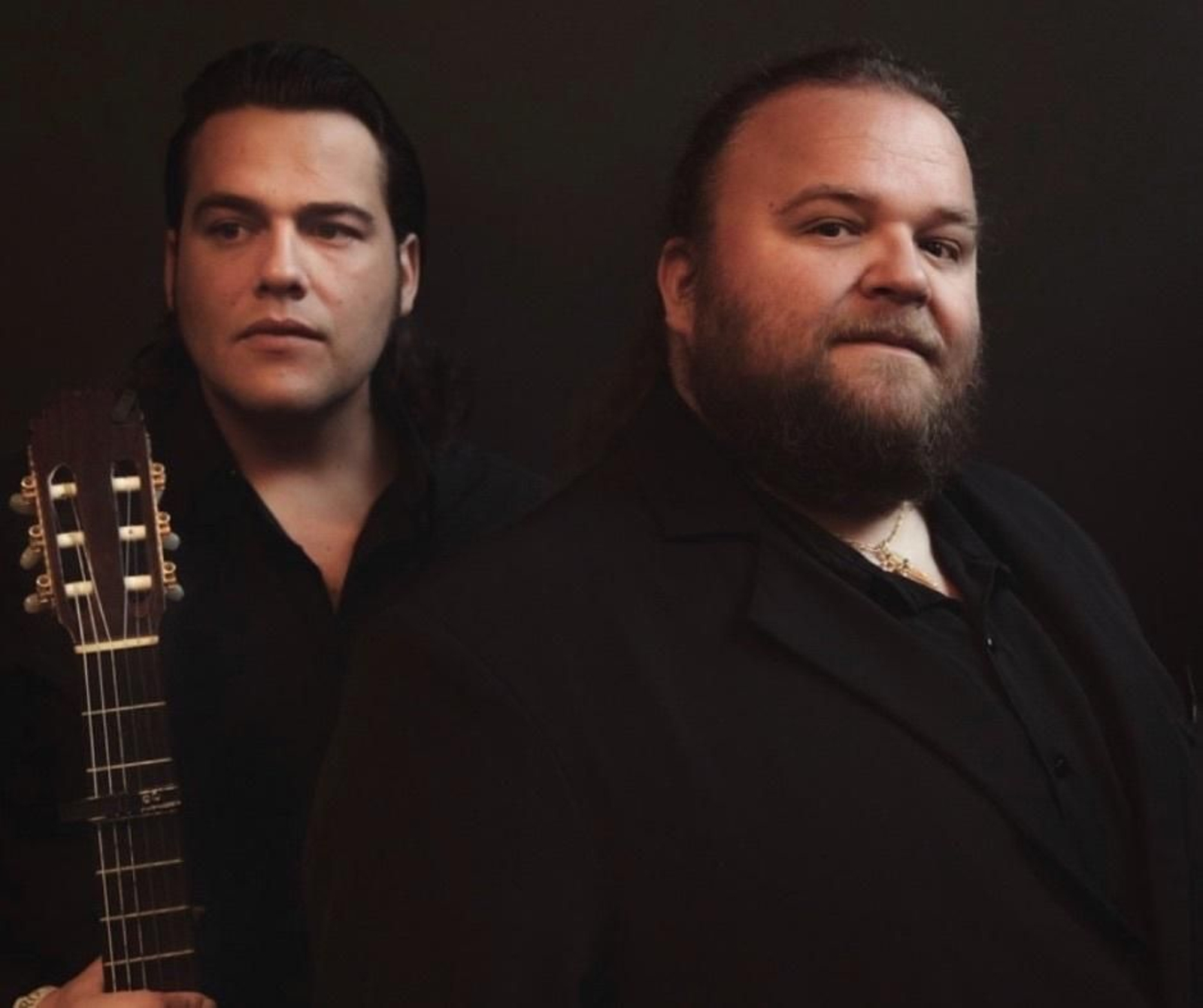 Ezequiel Benítez junto a su guitarrista.