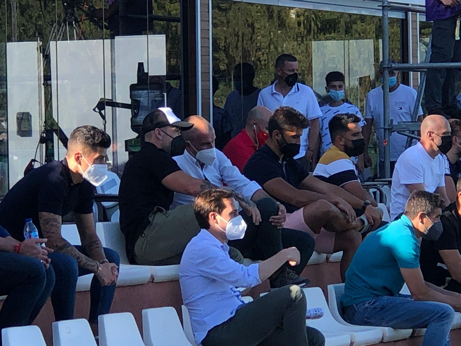 Manolo Gaspar, atento a todo en la grada de Marbella