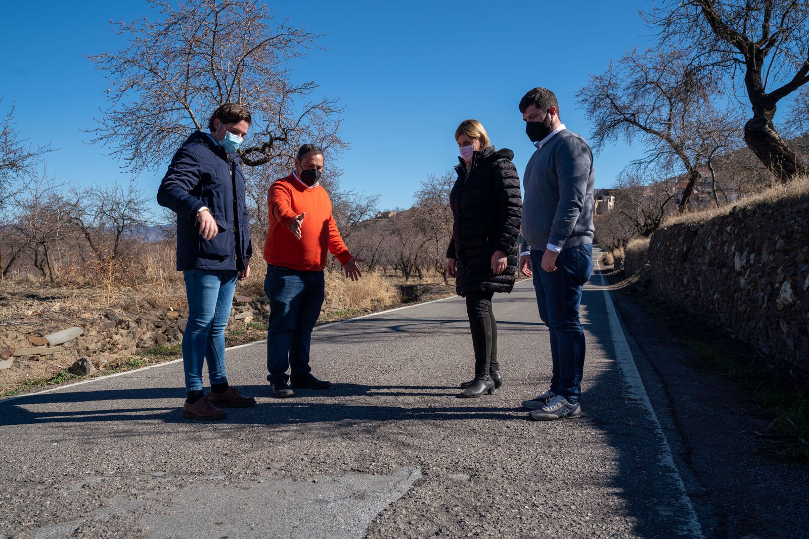 Representantes del Partido Popular comprobando el estado de una de las carreteras de Ferreira
