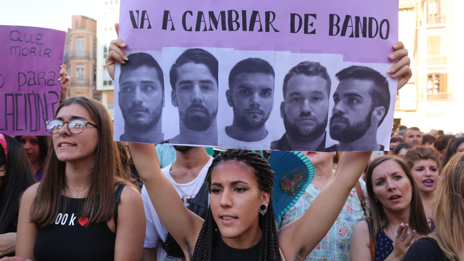 Varias mujeres portan una pancarta contra la libertad de La Manada